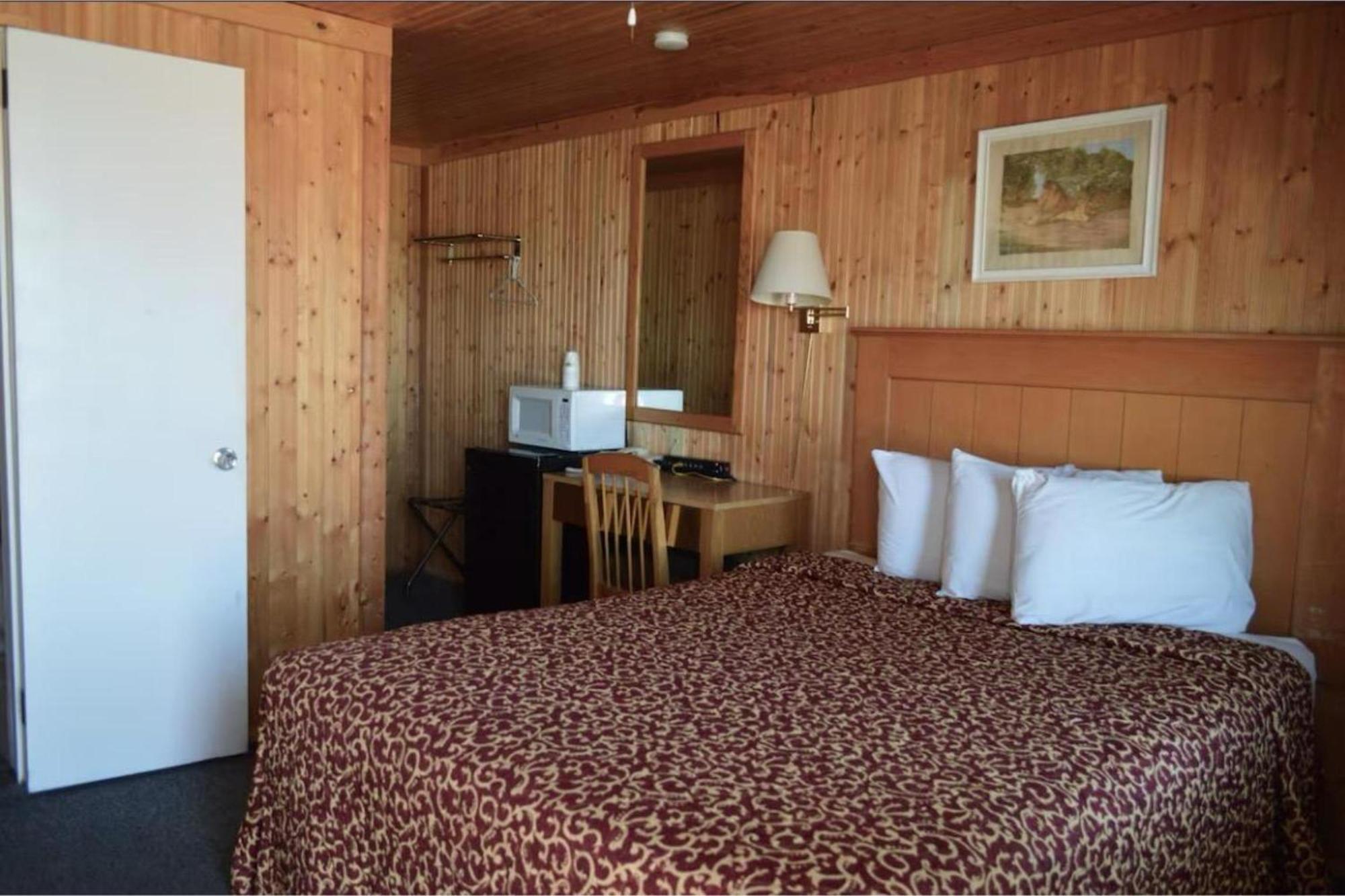 Green Acre Motel By Oyo Near Rush County Airport La Crosse Zewnętrze zdjęcie