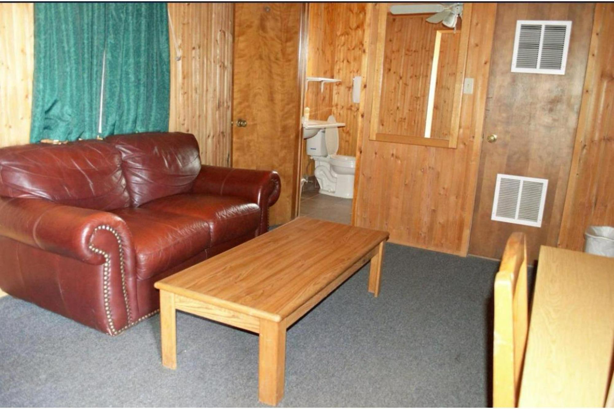 Green Acre Motel By Oyo Near Rush County Airport La Crosse Zewnętrze zdjęcie