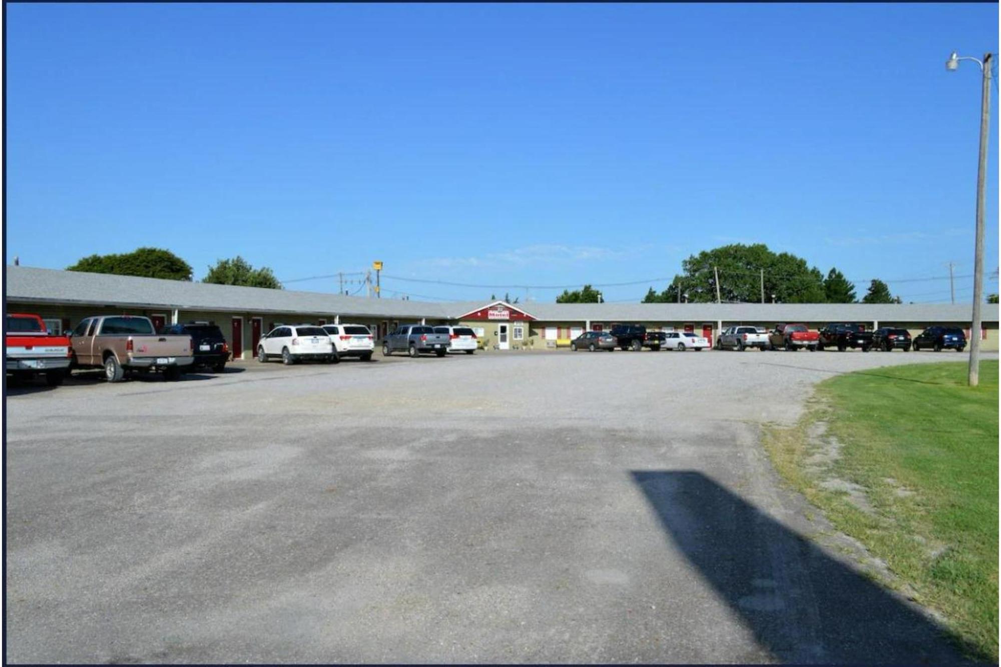 Green Acre Motel By Oyo Near Rush County Airport La Crosse Zewnętrze zdjęcie