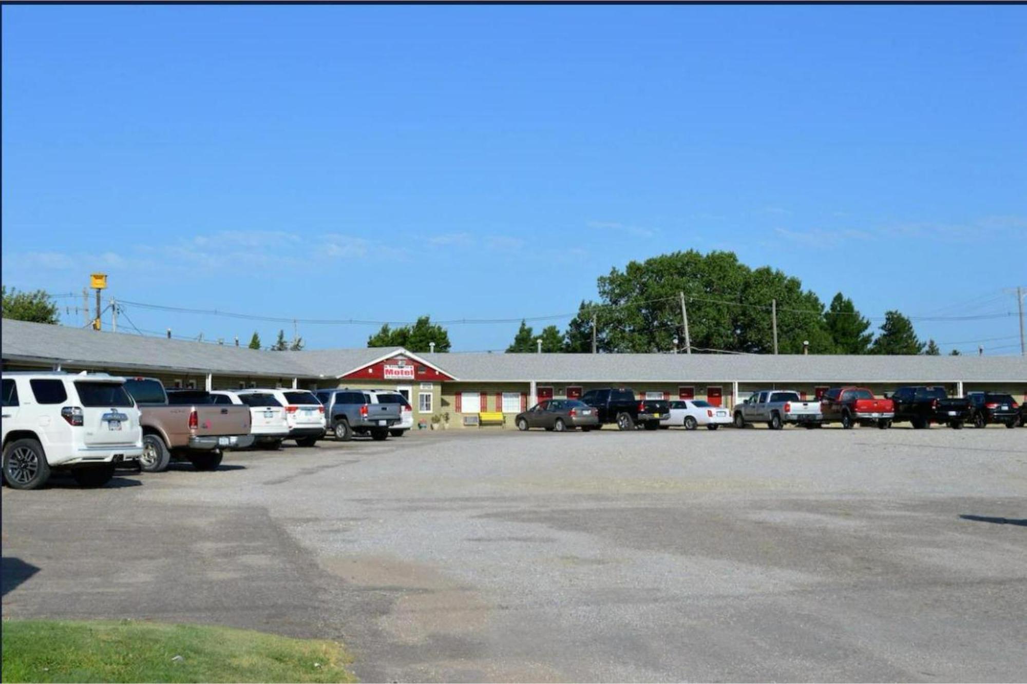 Green Acre Motel By Oyo Near Rush County Airport La Crosse Zewnętrze zdjęcie
