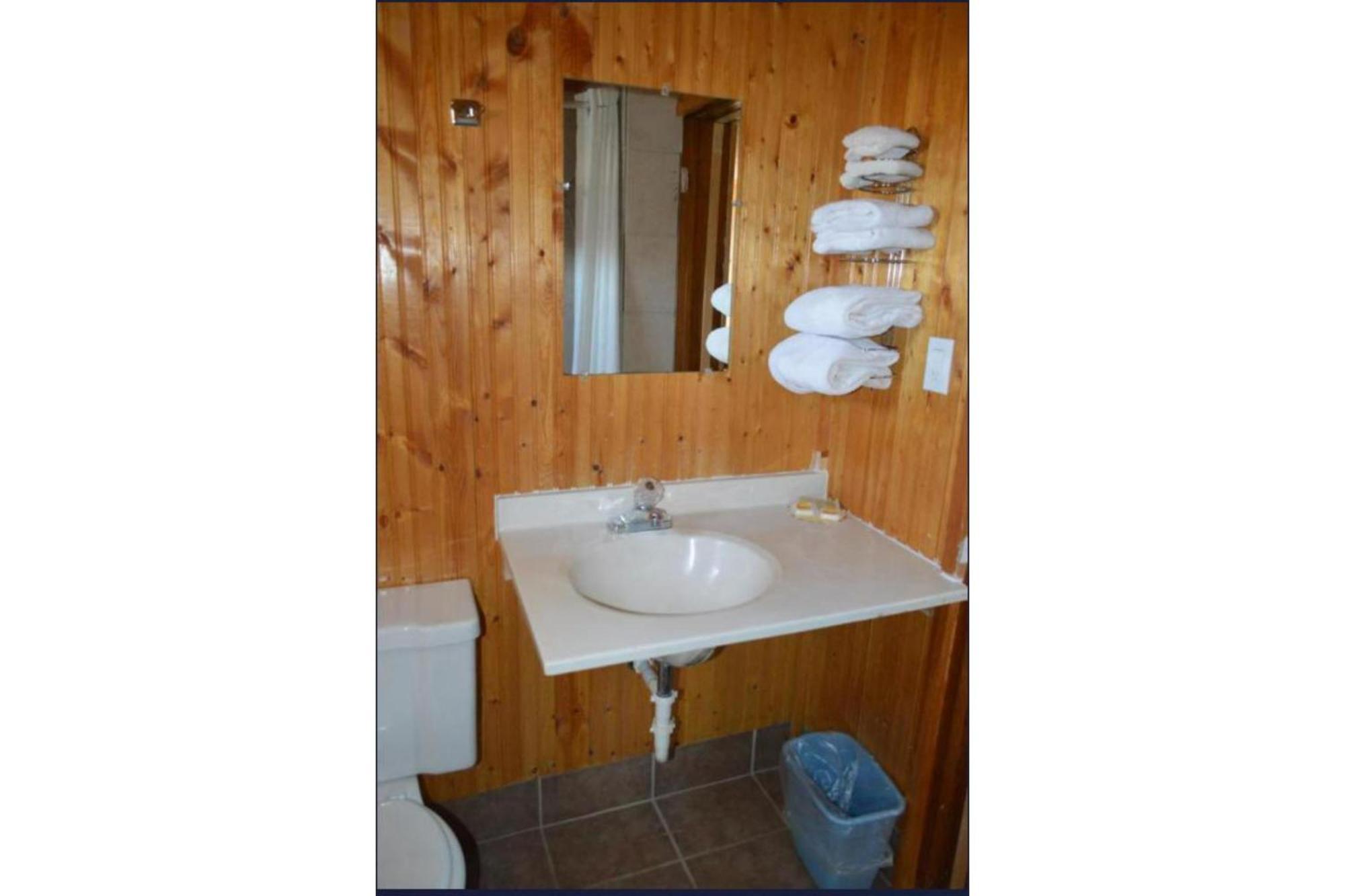 Green Acre Motel By Oyo Near Rush County Airport La Crosse Zewnętrze zdjęcie